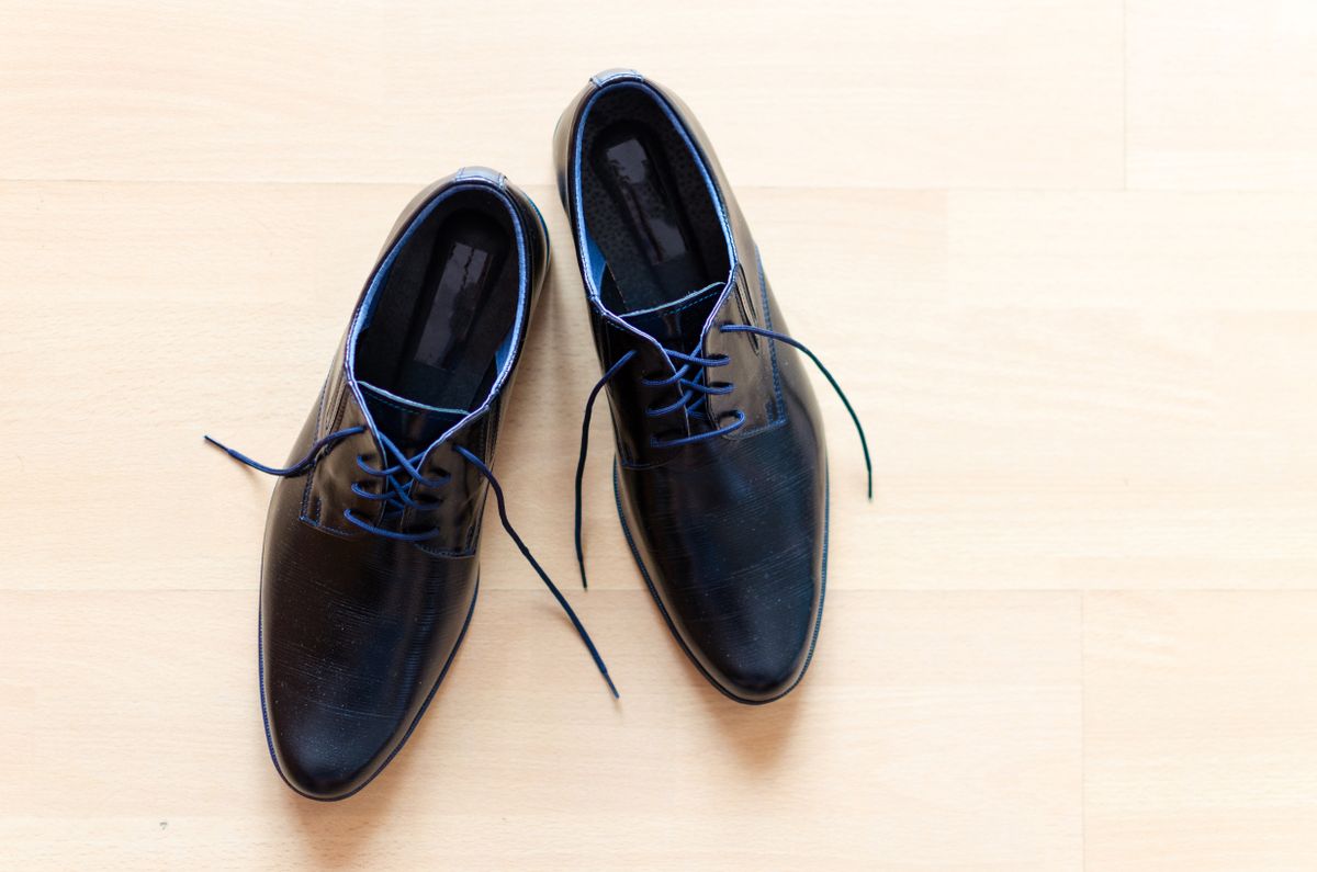Black leather Derby shoes with open lacing.