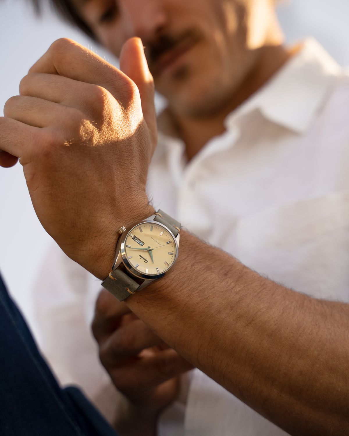 An analogue wristwatch on a man's wrist.